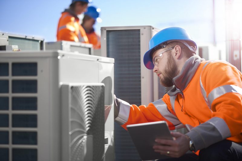 enginneer using mobile workforce management