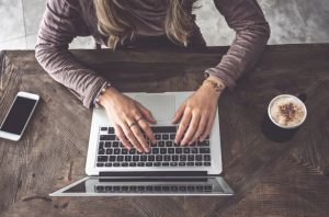 Mobile-worker-coffee-shop