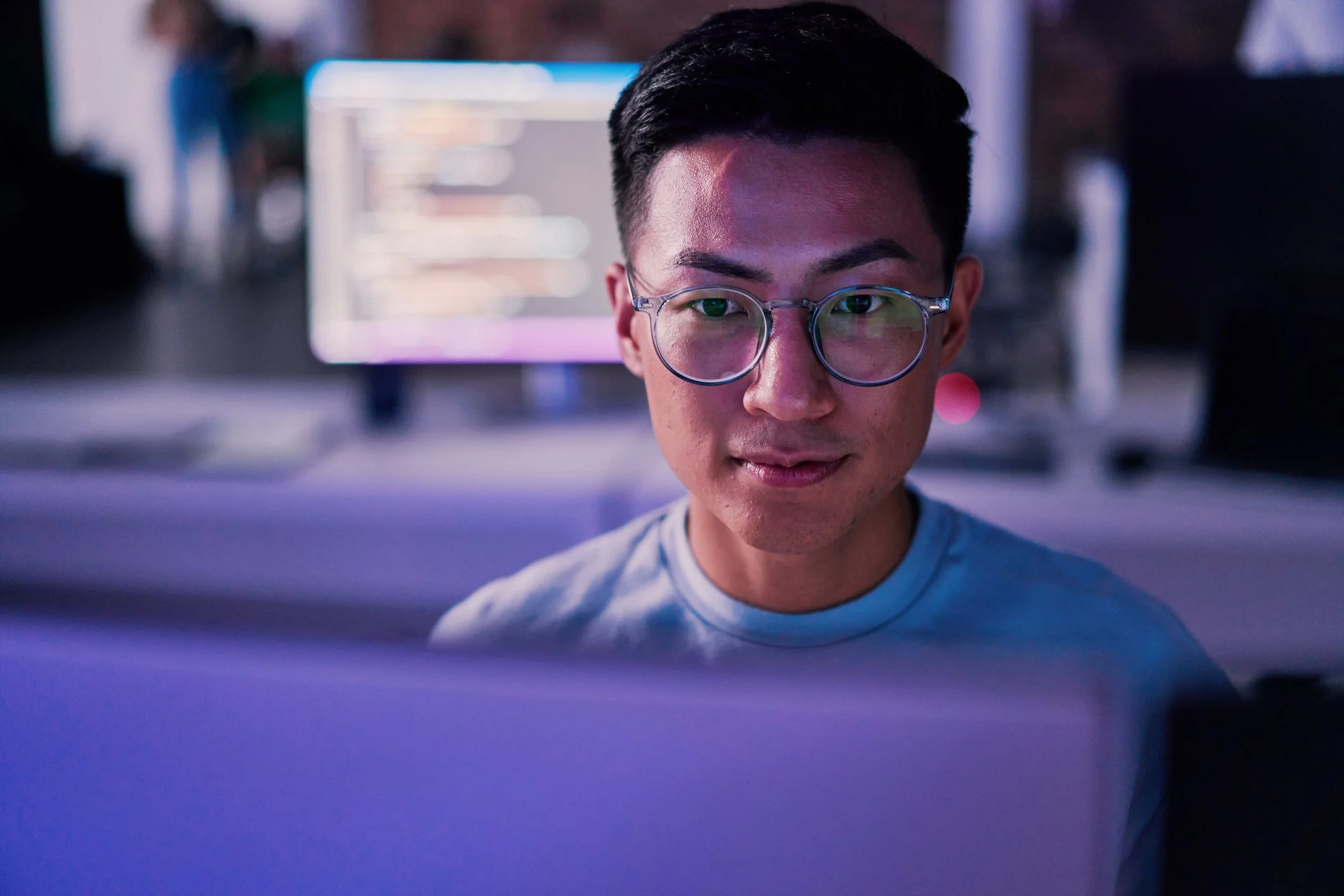 Field service manager interacting with artificial intelligence software